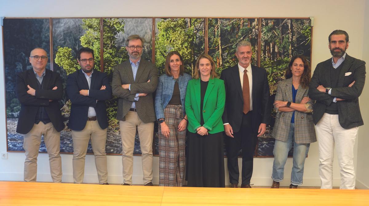 De izquierda a derecha, Ferran Boiza, director adjunto de EL PERIÓDICO; Alejandro Manso, director de Asuntos Públicos de LLYC; Rafael Serrano, director Asuntos Públicos y Comunicación de Ecolec; Isabel Rivadulla, directora de Comunicación y Márketing de Signus; Cinta Bosch, gerente de sostenibilidad de AECOC; Juan Ramón Meléndez, director general de Re-Viste; Isis Boet, líder social e influencia de LLYC, e Iñaki Ortega, director general de LLYC en Madrid.