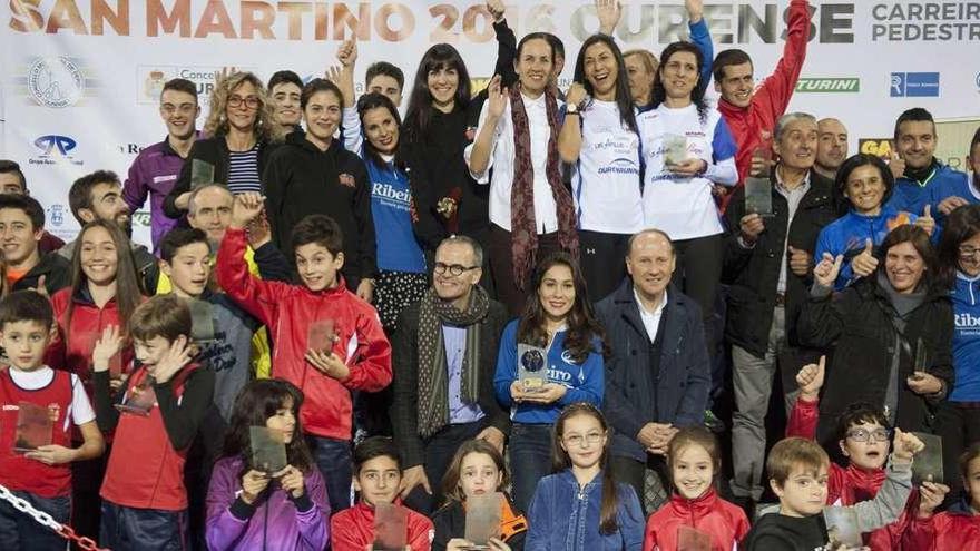 Foto de familia de los ganadores del circuito de carreras populares &quot;Correndo por Ourense&quot;, ayer en Os Remedios. // Brais Lorenzo