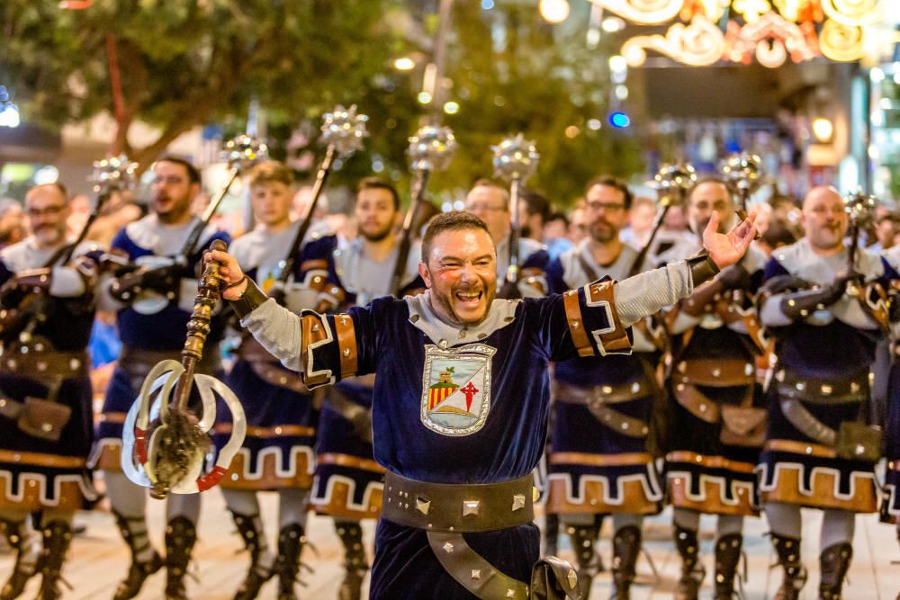 Los Moros y Cristianos hacen suyas las calles de Benidorm.