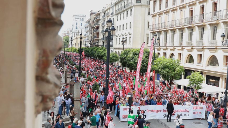 Miles de personas salen a la calle por &quot;un empleo digno y justicia social&quot; el Día del Trabajo en Andalucía