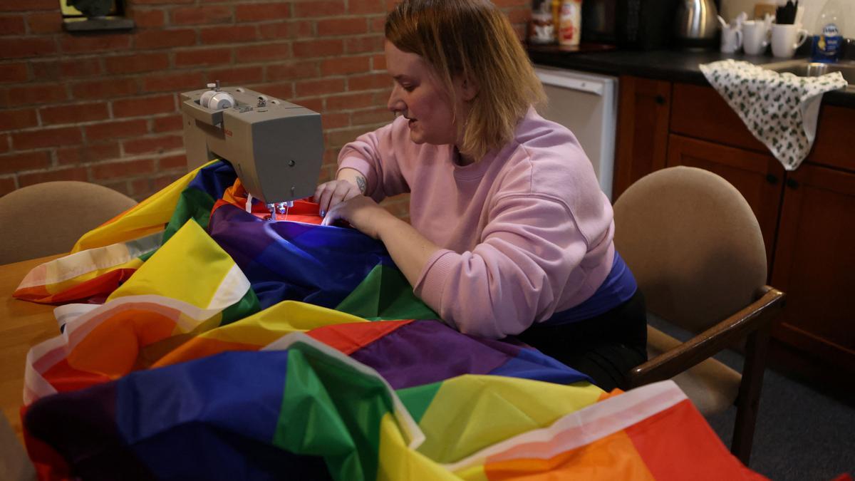 Un voluntario cose banderas LGBTQ Pride para hacer cortinas para colgar en las ventanas de la Iglesia Comunitaria de Chesterland como medida de seguridad antes de una Drag Show Story Hour en la iglesia en Chesterland, Ohio, EE. UU.