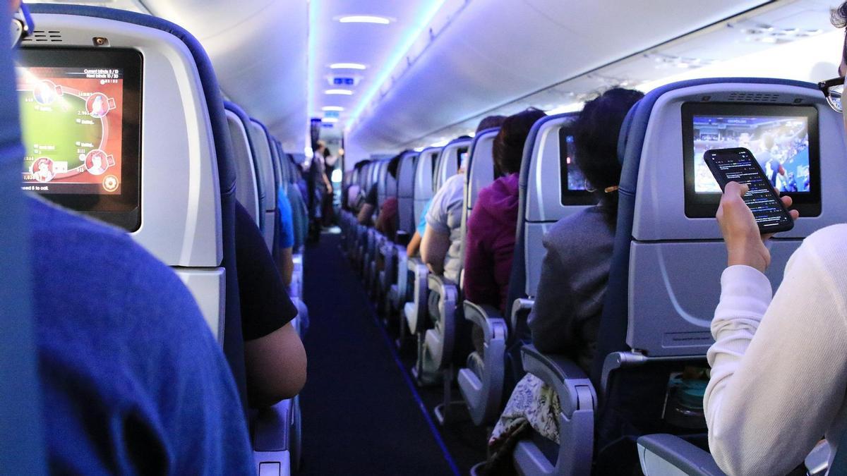 Interior de la cabina de pasajeros de un avión