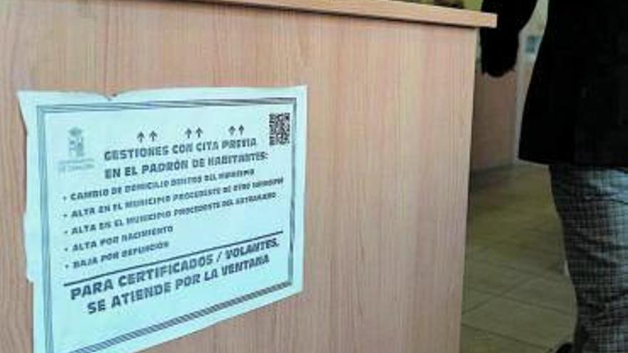 Cartel con información a la entrada de un edificio municipal. | Emilio Fraile