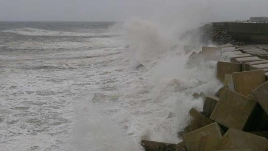 El oleaje bate con fuerza contra el dique exterior del puerto de Llanes.