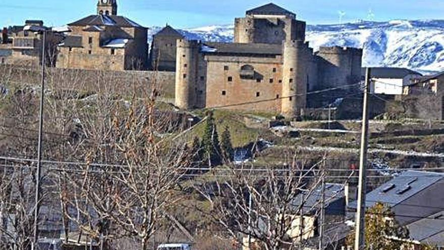 Vista de Puebla con su castillo y las sierra cubierta de nieve.