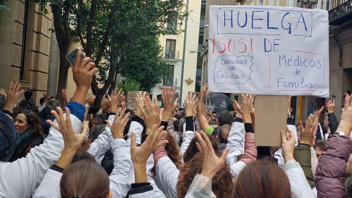 Concentración de médicos Madrid ante la Consejería de Sanidad.