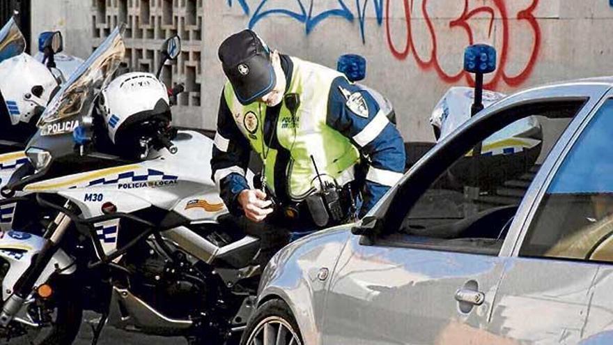 Policías locales, durante uno de los recientes controles.