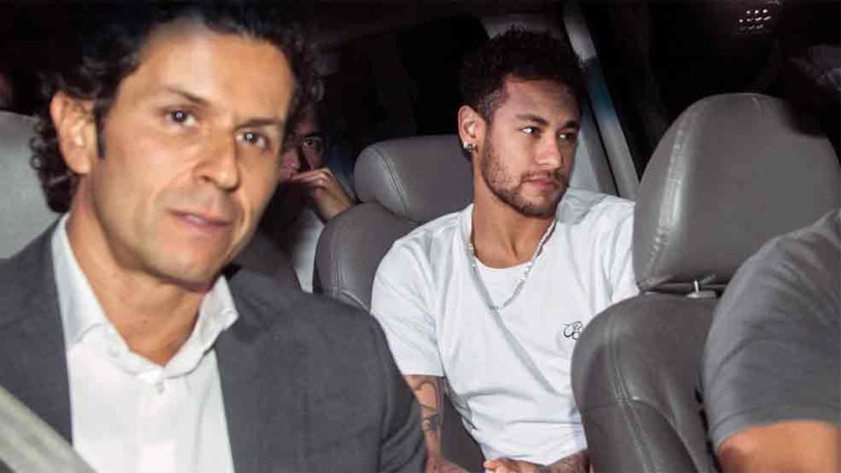 Neymar, junto a su médico Rodrigo Lasmar