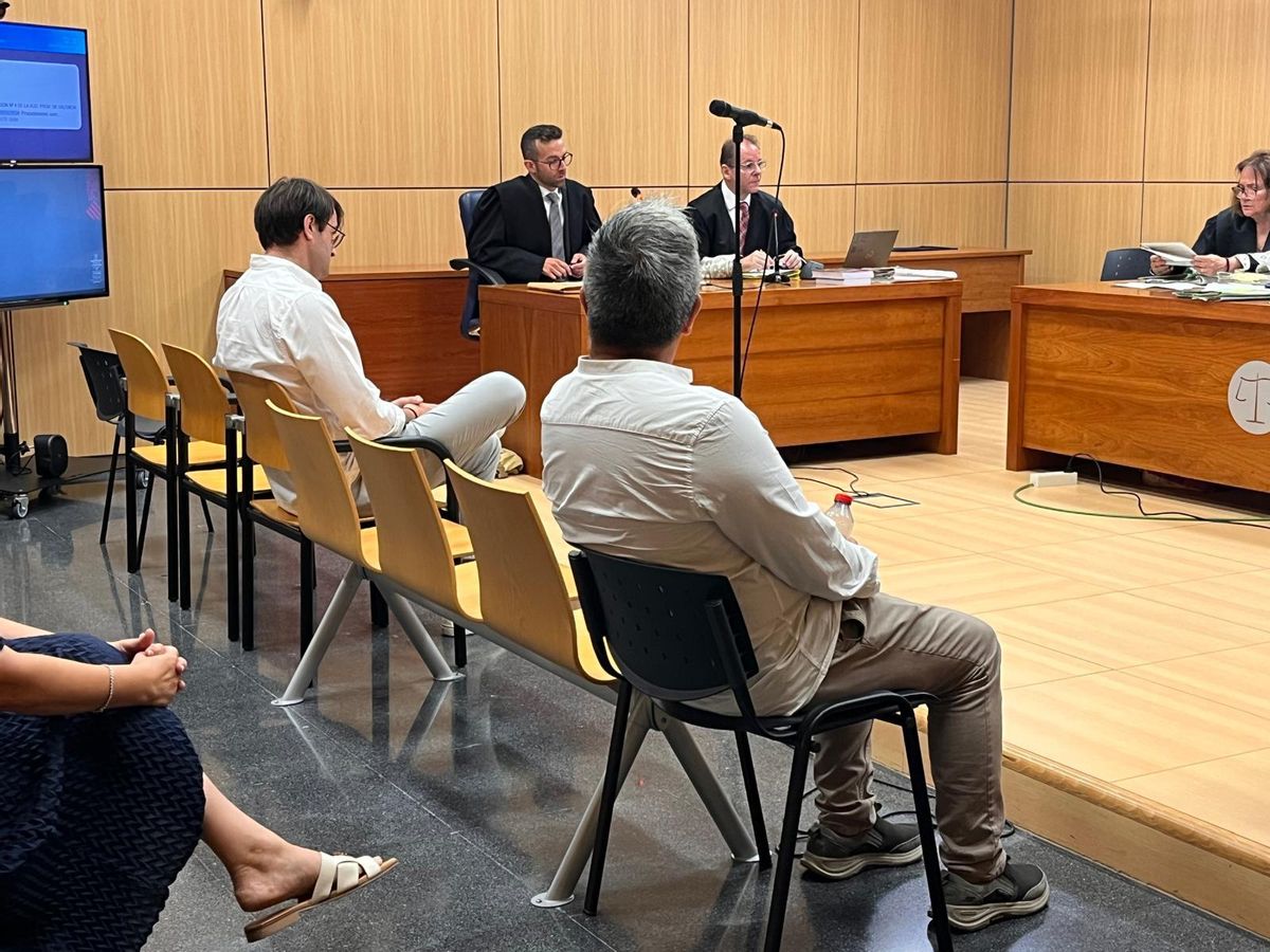 Los dos acusados en la Audiencia Provincial, este jueves.