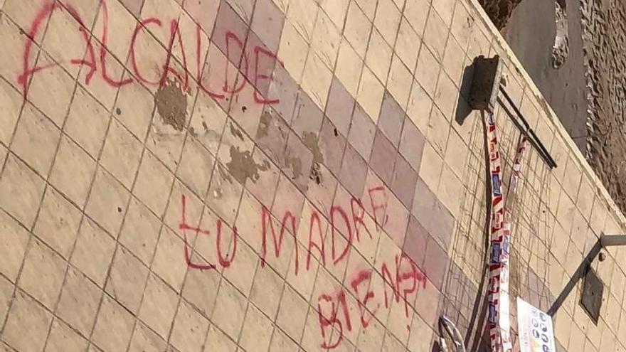 Una de las pintadas en el paseo de Bellreguard.