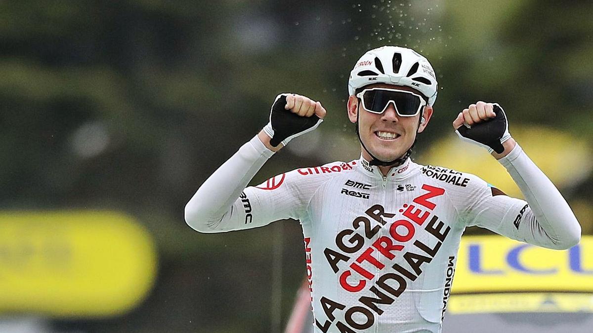 El australiano Ben O’Connor alza los brazos como ganador de la etapa en Tignes. | EFE