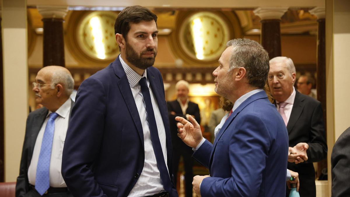 José Ángel Antelo (Vox) y Joaquín Segado (PP), en la Asamblea Regional.
