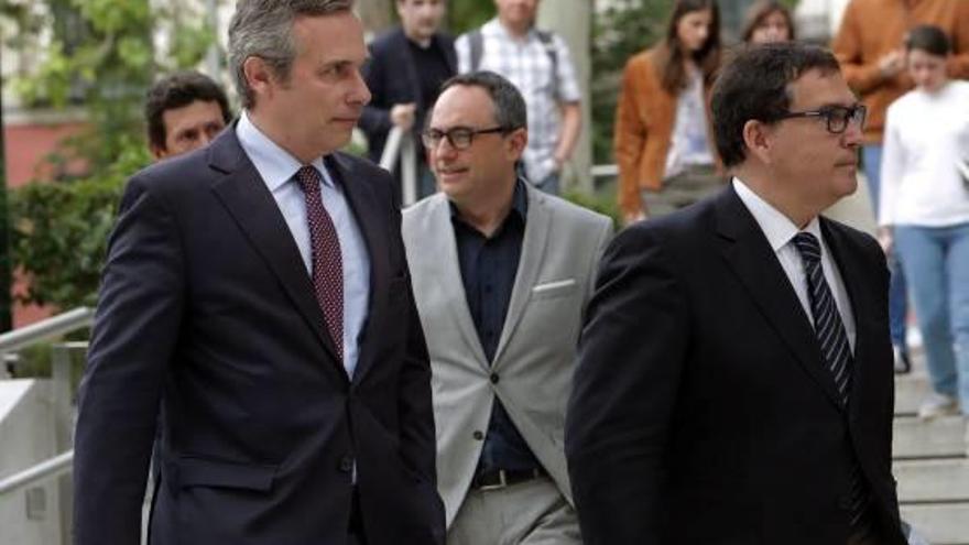 Els tres acompanyants de Puigdemont, juntament amb l&#039;advocat Jaume-Alonso Cuevillas.