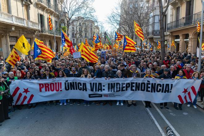 Milers de persones convocades per l’ANC denuncien el caos de Rodalies: «La independència és l’única solució»