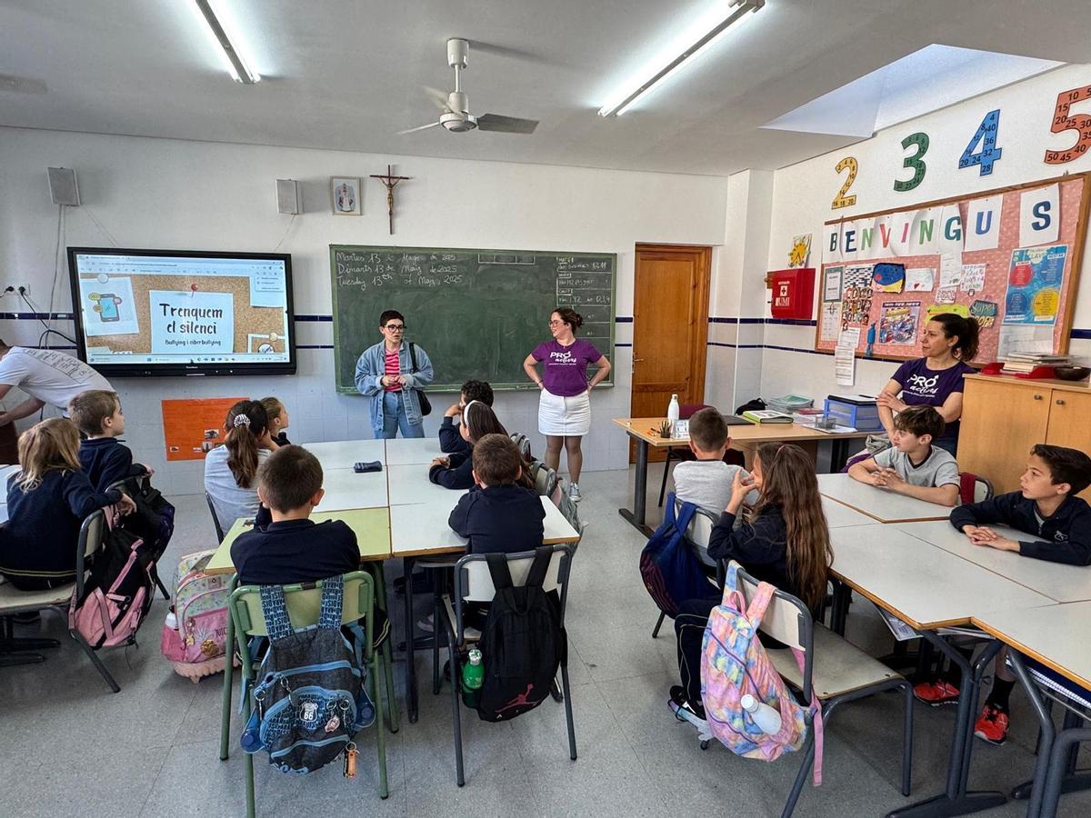 La iniciativa del ayuntamiento para prevenir el acoso escolar lleva la formación a las aulas.