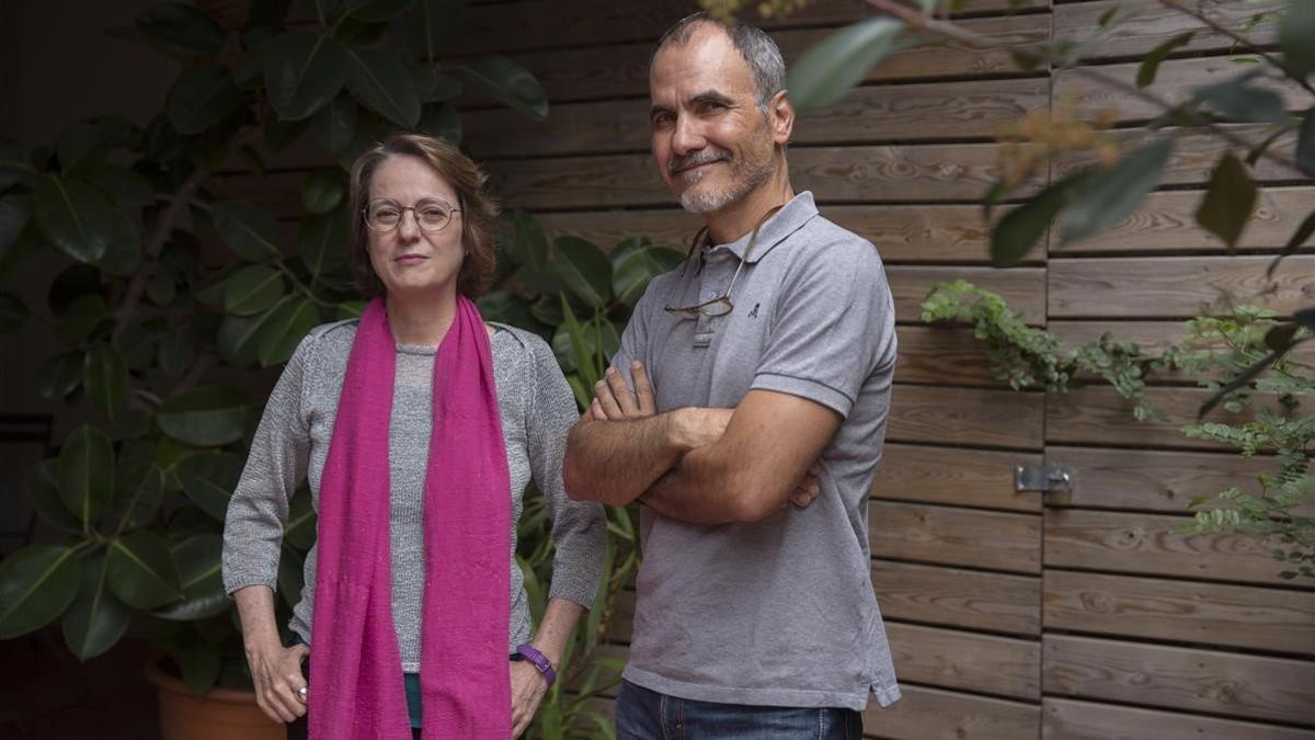 La autora Marta Sanz y el ilustrador Fernando Vicente, en la librería Laie.