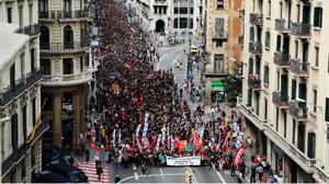  Uns 5.000 treballadors s’han manifestat al centre de Barcelona per mostrar el seu rebuig a l’ERO.