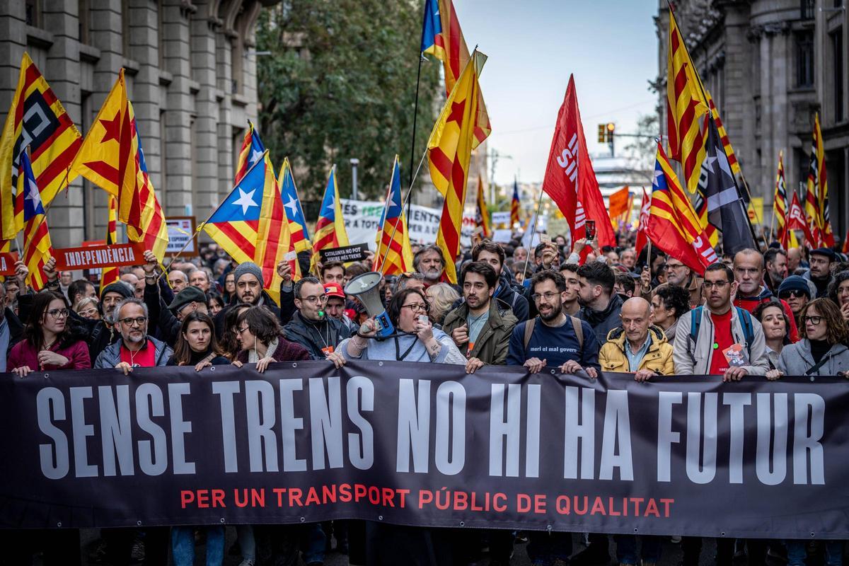 Los usuarios de Rodalies se manifiestan en Barcelona Los usuarios de Rodalies se manifiestan en Barcelona