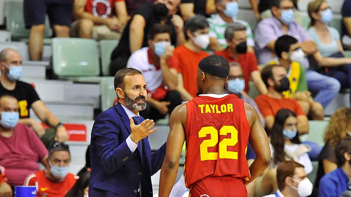 Sito Alonso, del UCAM Murcia, dialoga con Isaiah Taylor durante un partido en el Palacio.  | ACB PHOTO / J. BERNAL