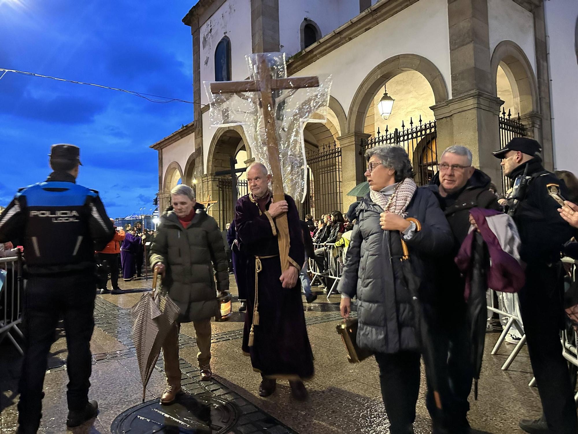 EN IMÁGENES | La envolvente procesión del Nazareno en Luarca