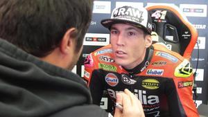 Aleix Espargaró conversa con su telemétrico, el pasado martes, en el circuito de Jerez.