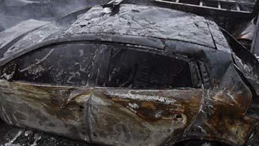 Vista de varios coches consumidos por el fuego hoy, 23 de agosto de 2010, en Sever do Vouga (Portugal), donde se presentó un choque en cadena en la autopista A-25 en el sentido de las ciudades Aveiro-Viseu en el que se vieron involucrados 46 vehículos y murieron cuatro personas. // EFE
