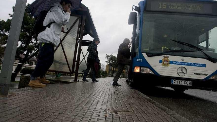 Viajeros subiendo al autobús en Trasona.