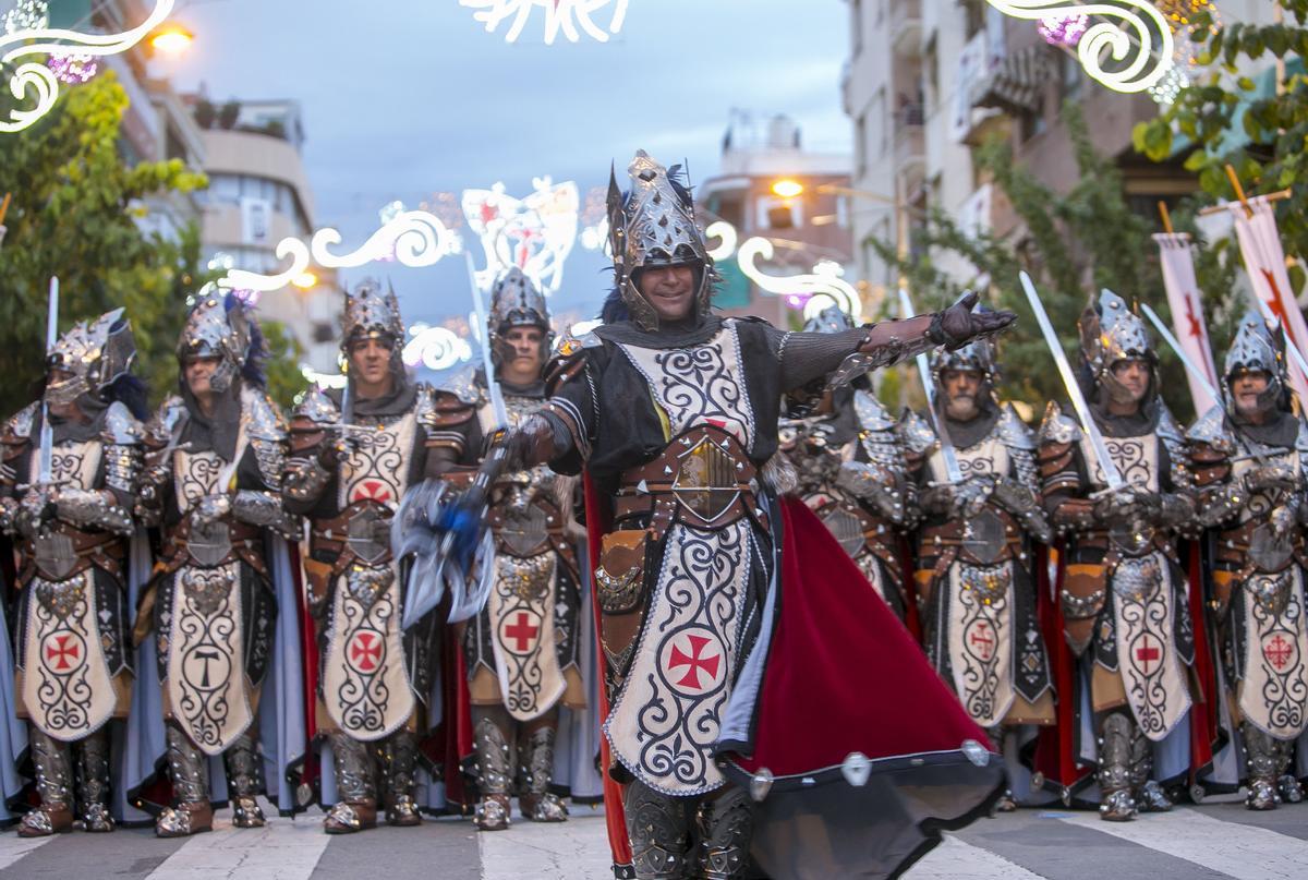 La Gran Entrada de Moros y Cristianos es un espectáculo de color, música y emoción donde se puede apreciar la majestuosidad de los boatos.