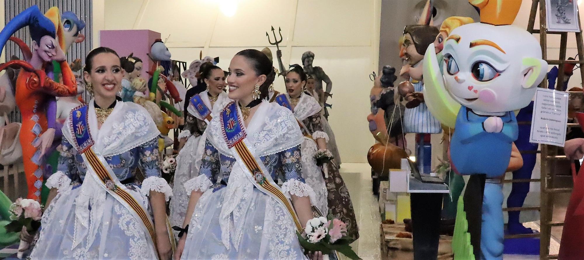 La comitiva oficial en la inauguración de la Exposición del Ninot