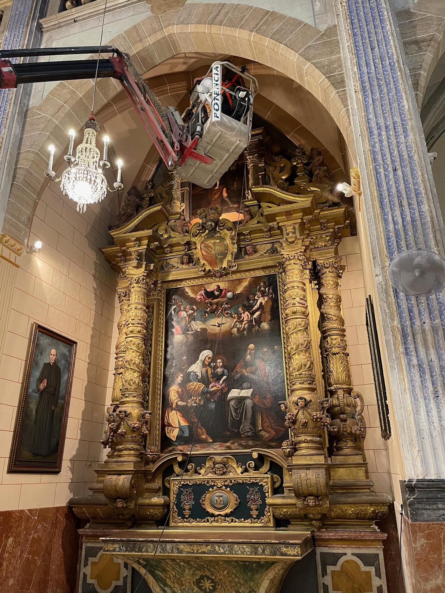 Die Capilla de San Joaquín mit dem barocken  Altarbild, das den Blick auf die zwei Drachen verstellt.