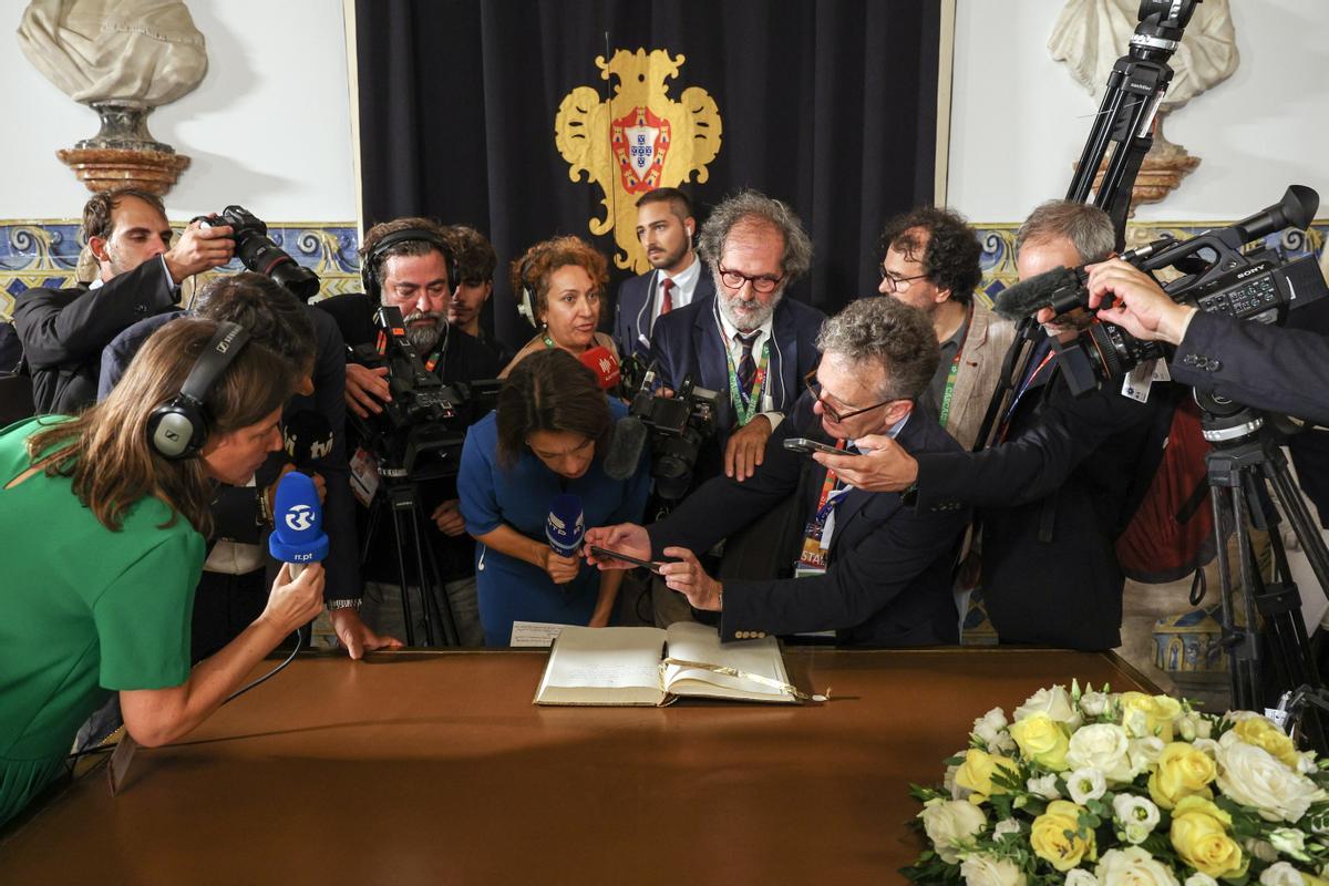 Lisbon (Portugal), 02/08/2023.- Journalists read the words of Pope Francis written at the book of honor during his welcome ceremony at Belem Palace in Lisbon, Portugal, 02 August 2023. The Pontiff is in Portugal on the occasion of World Youth Day (WYD), one of the main events of the Church that gathers the Pope with youngsters from around the world, that takes place until 06 August. (Papa, Lisboa) EFE/EPA/ANDRE KOSTERS / POOL