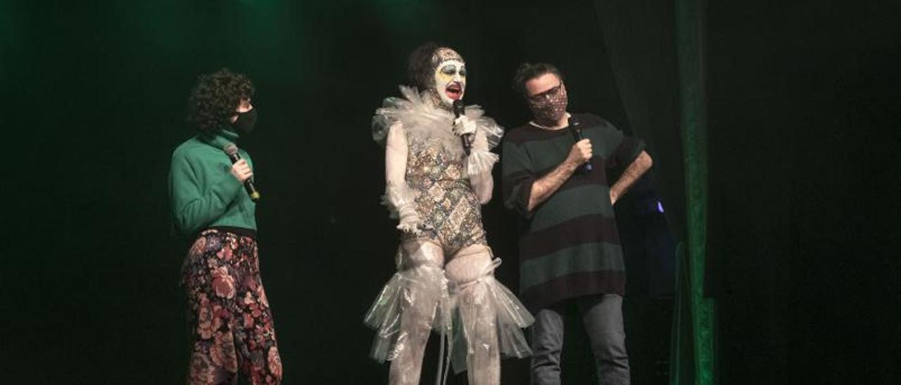 Marina Collado, Josep Orfila y David Mataró, al principio de la gala teatral.