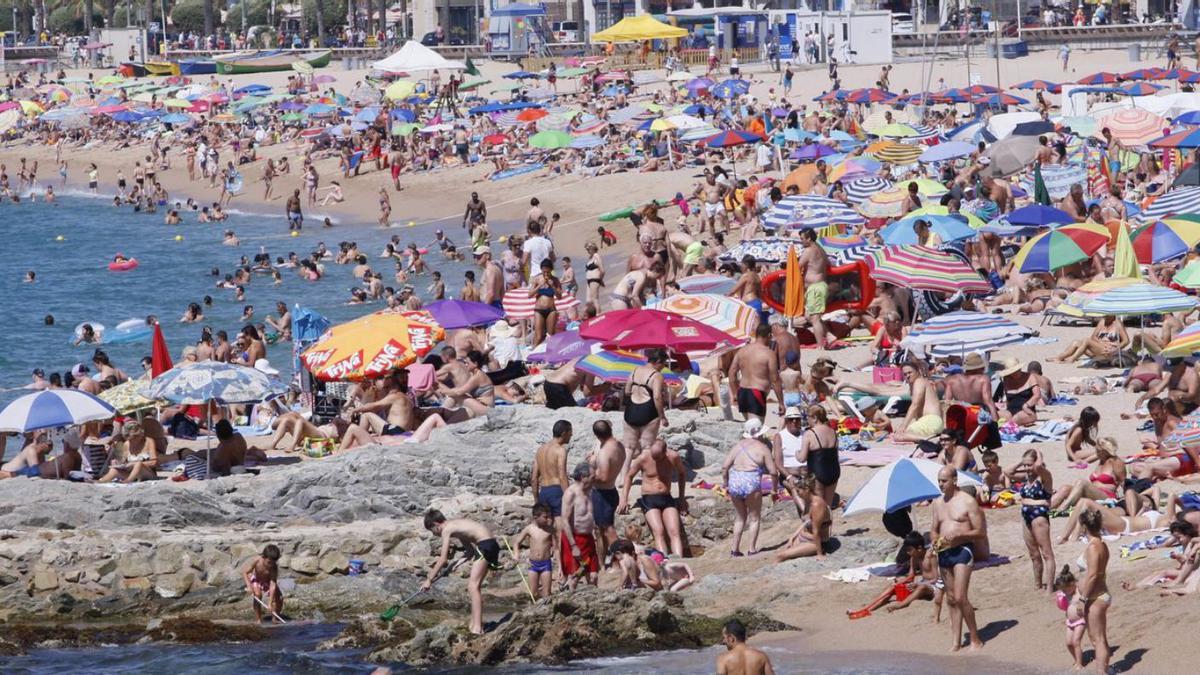 Platja de Lloret de Mar, destí turístic amb més visitants de «sol i platja» a la Costa Brava | MARC MARTÍ