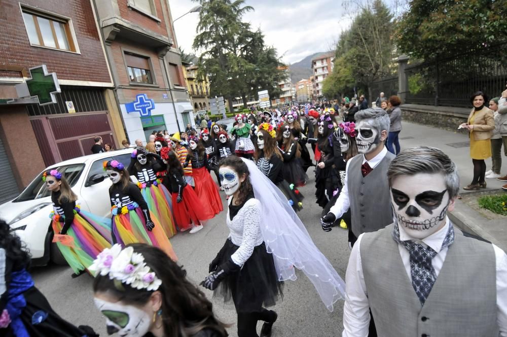 Participantes en el desfile del Antroxu en Pola de Lena.