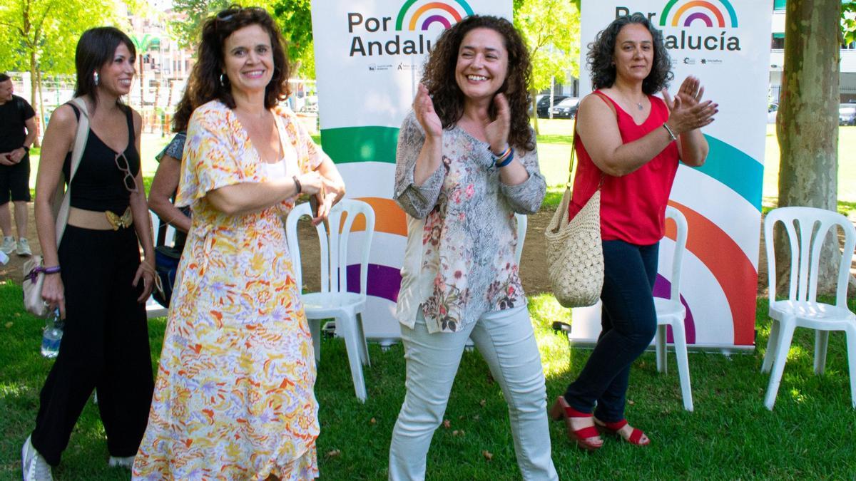 Inma Nieto, en el centro, durante el encuentro con mujeres hoy en Córdoba.