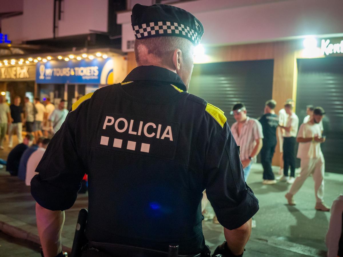 Un agent de Lloret de Mar, en un operatiu, en una imatge d'arxiu.