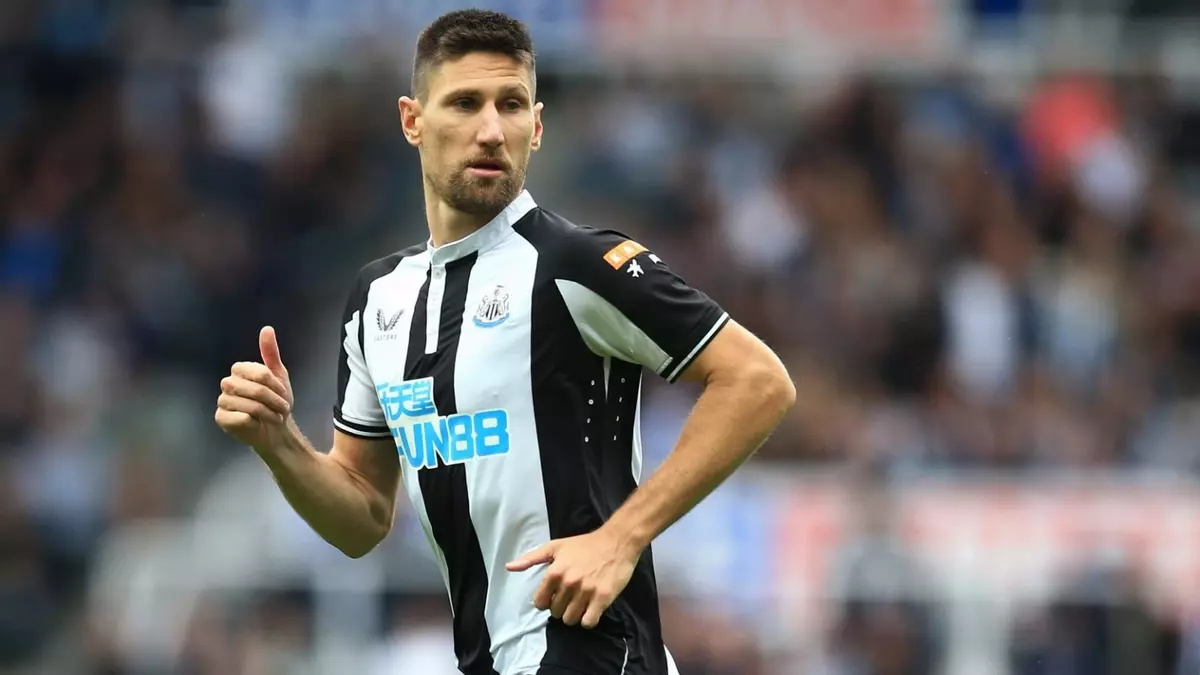 Fede Fernández con la camiseta del Newcastle, su actual equipo