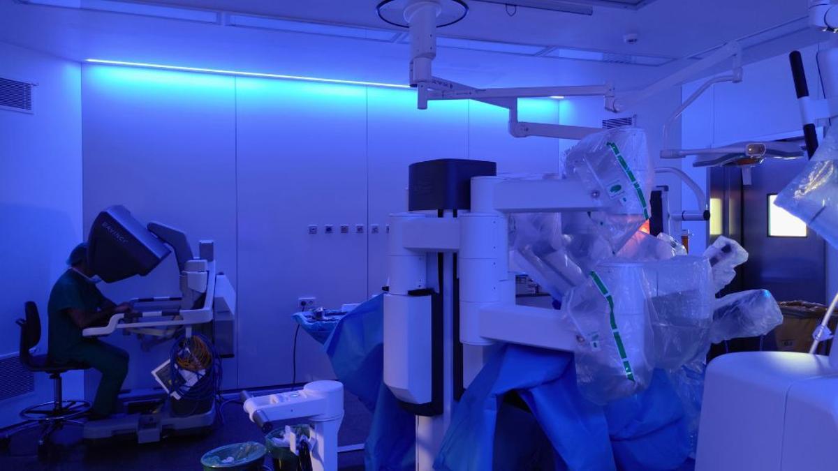 Un cirurgià en una intervenció quirúrgica amb el robot Da Vinci.