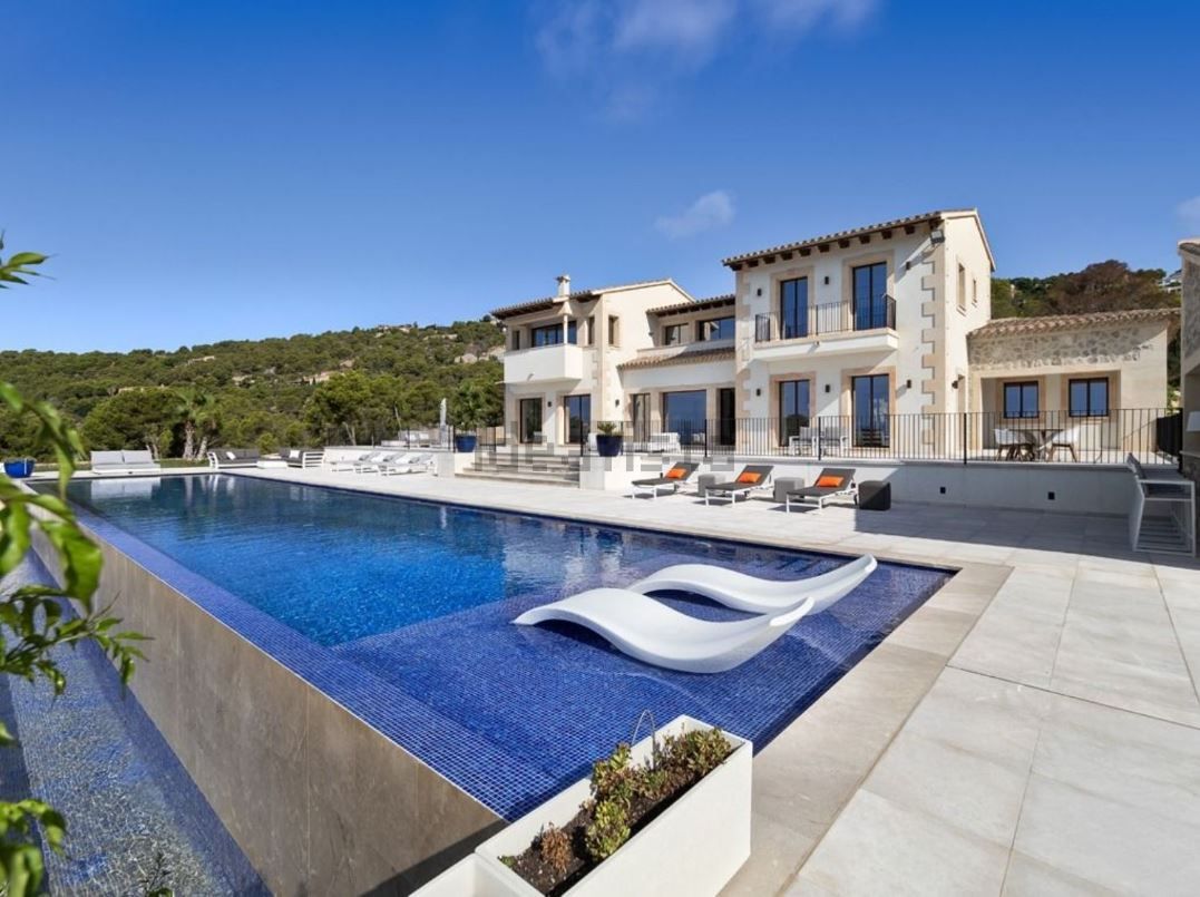 Vivienda valorada en 24.950.000 euros y ubicada en una parcela de 96.000 m² en Puerto de Andratx, en Mallorca. Tiene 1.294 m² de superficie y seis habitaciones.