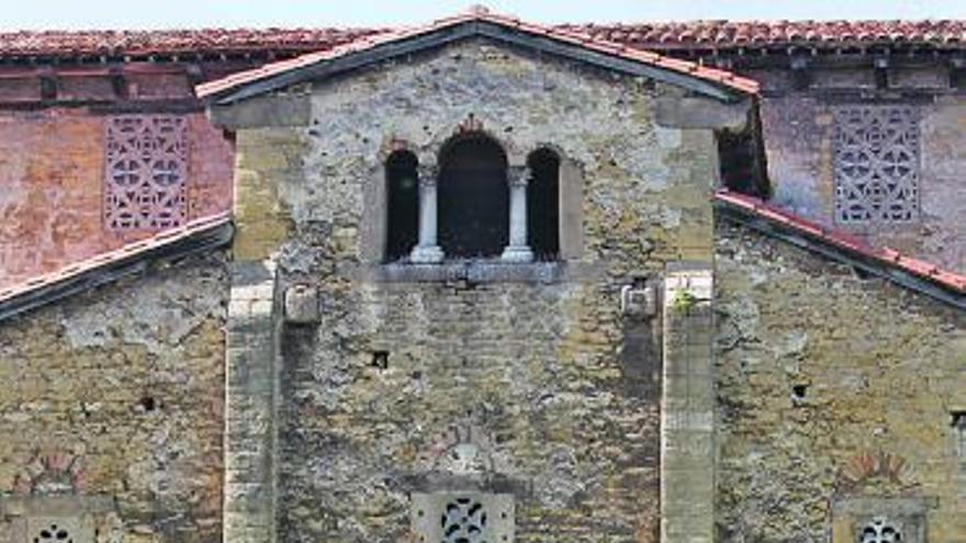 Dos mujeres al sol, sentadas ante San Julián de los Prados.