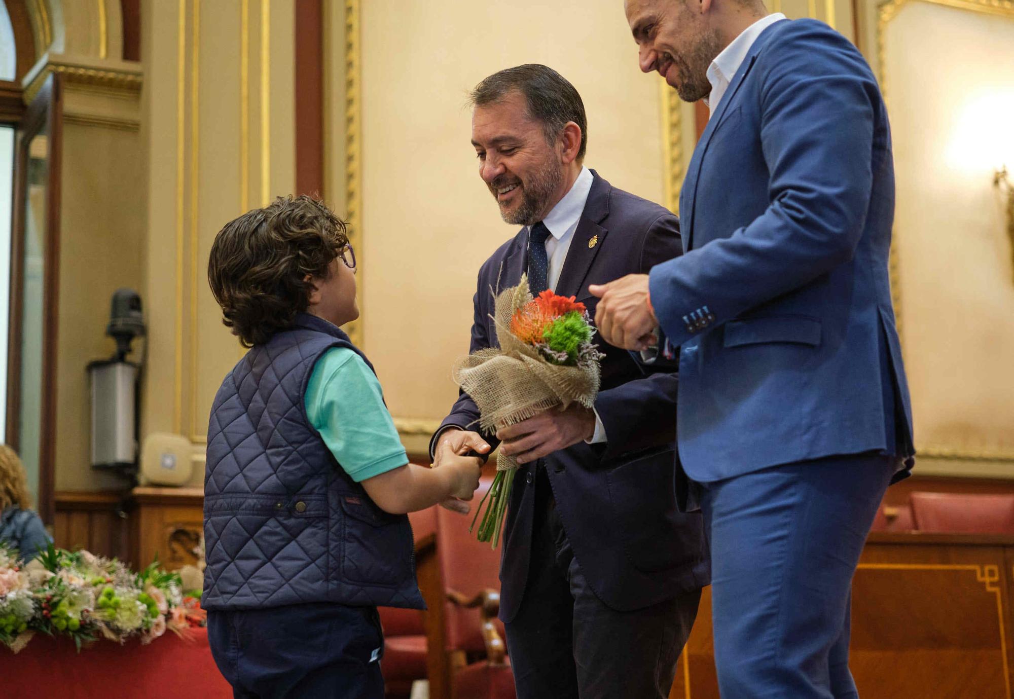 El alcalde recibe a las candidatas y candidatas a reina y romeros de las Fiestas de Mayo