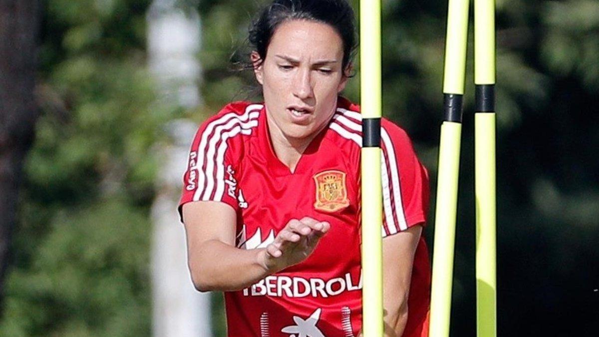 La futbolista aragonesa Silvia Meseguer se ofrece como voluntaria en Ifema