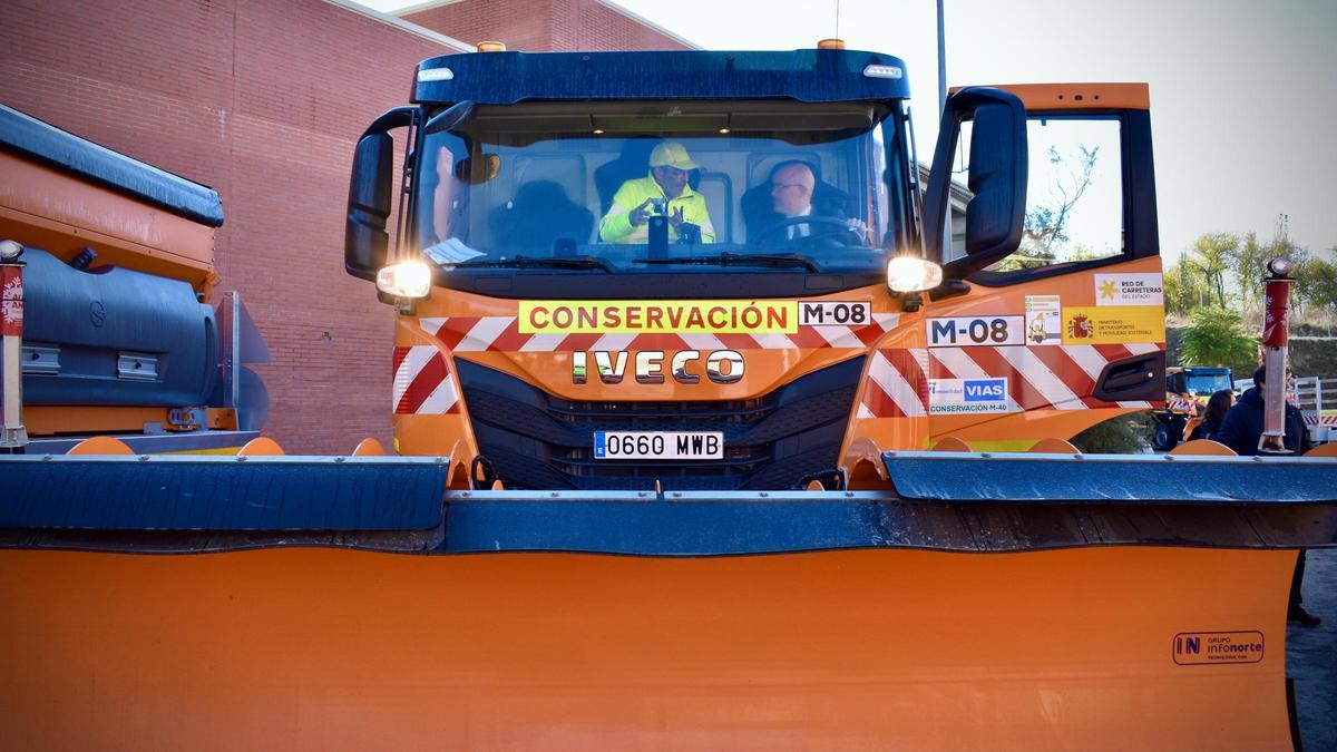 Eldelegado del Gobierno, Francisco Martín, a bordo de una máquina quitanieves.