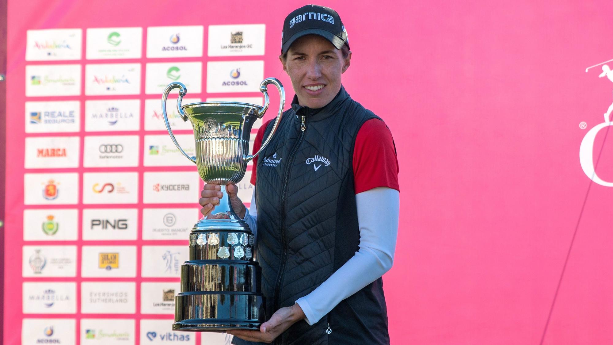 Carlota Ciganda posa con el trofeo del Open de España.