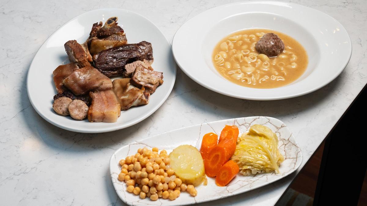 El caldo de escudella con 'galets', la 'carn d’olla' y las verduras, legumbres y carnes con las que se ha hecho el caldo en el restaurante Reversible.