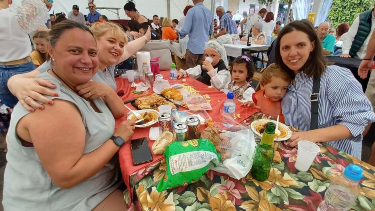 Elena Alonso, Cristina García, Gala Alonso, Emma Rey, Víctor Alonso y Lucía Álvarez, ayer, en la comida. |