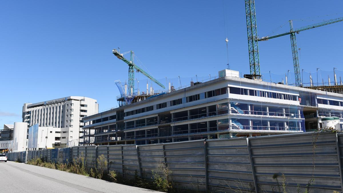 El Hospital de Montecelo, detrás de las obras de ampliación, atiende al único enfermo crítico