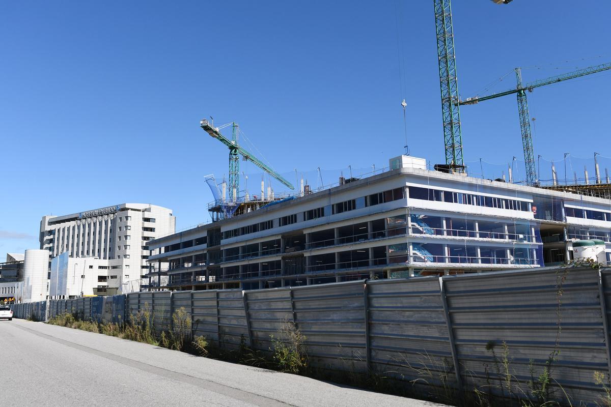 El Hospital de Montecelo, detrás de las obras de ampliación, atiende al único enfermo crítico