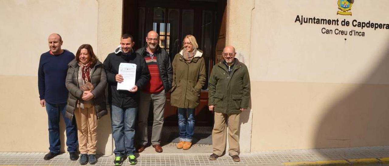 Grupo de vecinos que ayer registró las firmas en el consistorio &#039;gabellí&#039;.