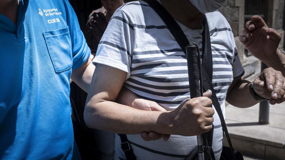 Técnicos del Servei d’Emergències trasladan al CUESB a Carlos, que vivía en la calle desde hace unos días al quedarse sin la habitación donde se alojaba.